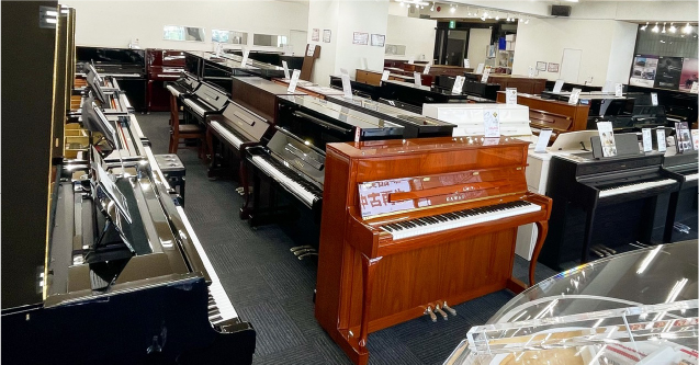 店舗内のピアノ