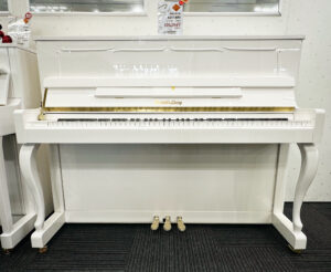 ウェンドル&ラングの白いアップライトピアノ、AU118Wh。
猫足のかわいい白いピアノです。