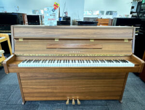 ヤマハアップライトピアノ　MC108C　1990年製　290,400円税込 木目のコンパクトなピアノの写真