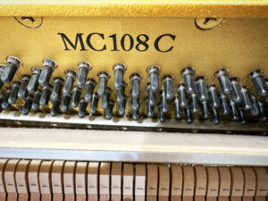 ヤマハアップライトピアノ　MC108C ピアノの内部の写真、ピンとハンマーが写っている