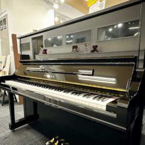 ヤマハの黒いアップライトピアノ、YU33。 現行モデルの超美品。