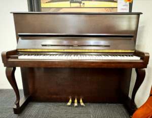 東洋ピアノのアップライトピアノ、アイゼナハ　MU50DW、ダークウォルナット、猫足のアンティークなモデルの写真　